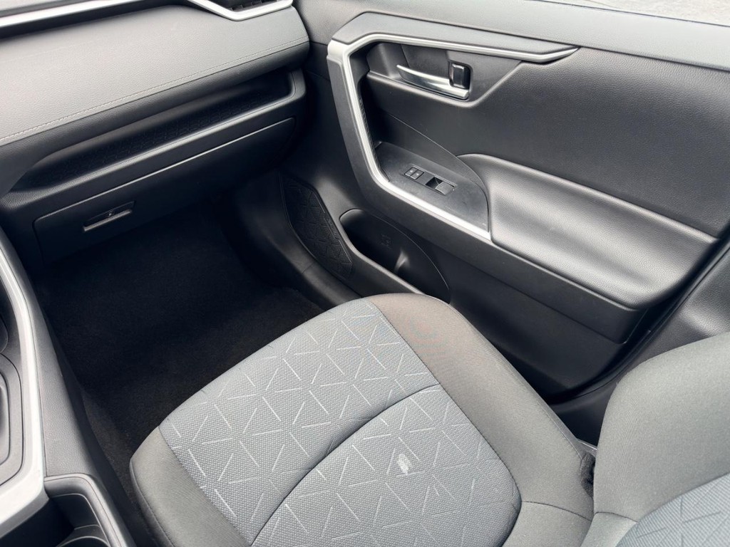 Toyota RAV4 Vehicle Full-screen Gallery Image 15