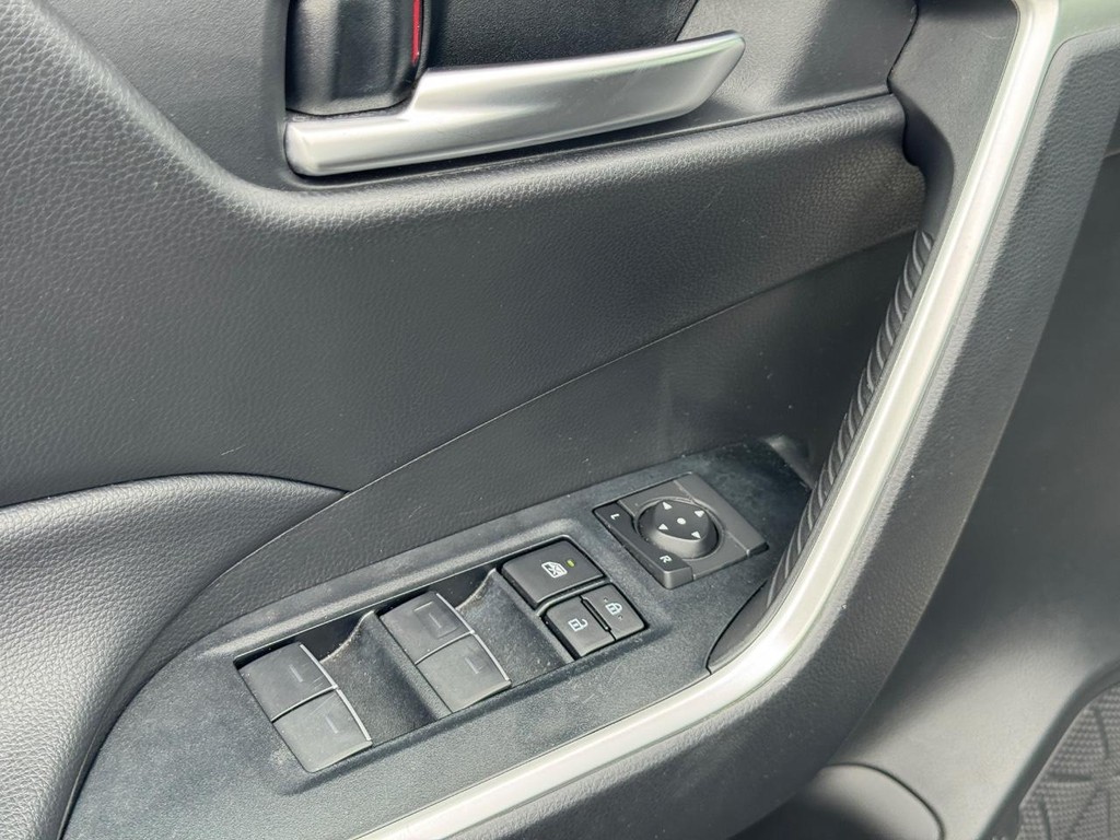 Toyota RAV4 Vehicle Full-screen Gallery Image 18