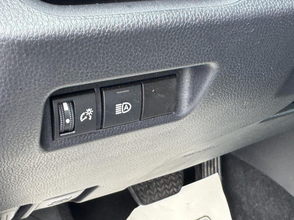 Toyota RAV4 Vehicle Full-screen Gallery Image 19