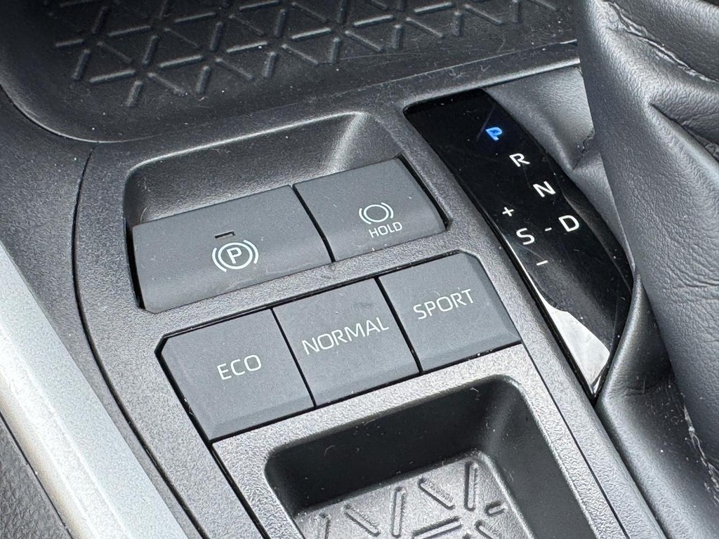 Toyota RAV4 Vehicle Full-screen Gallery Image 24