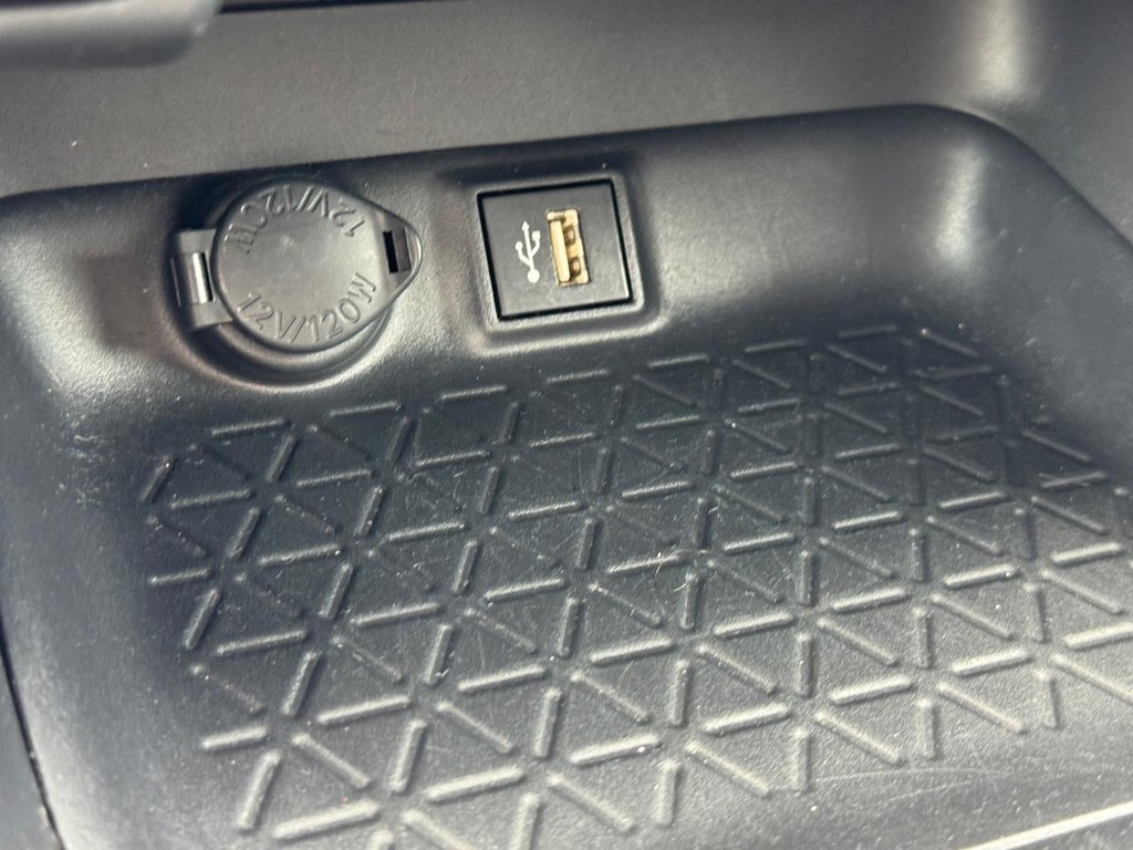 Toyota RAV4 Vehicle Full-screen Gallery Image 25