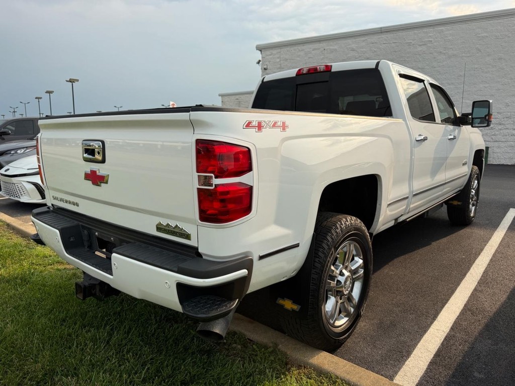 Chevrolet Silverado 2500HD Vehicle Full-screen Gallery Image 02