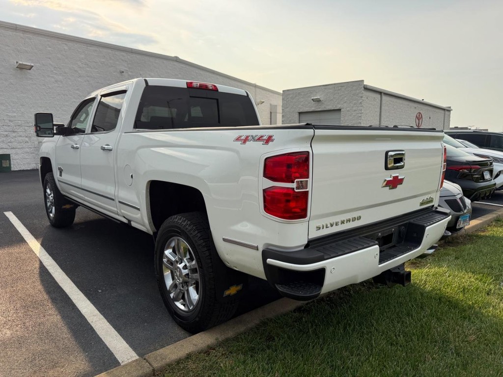 Chevrolet Silverado 2500HD Vehicle Full-screen Gallery Image 03