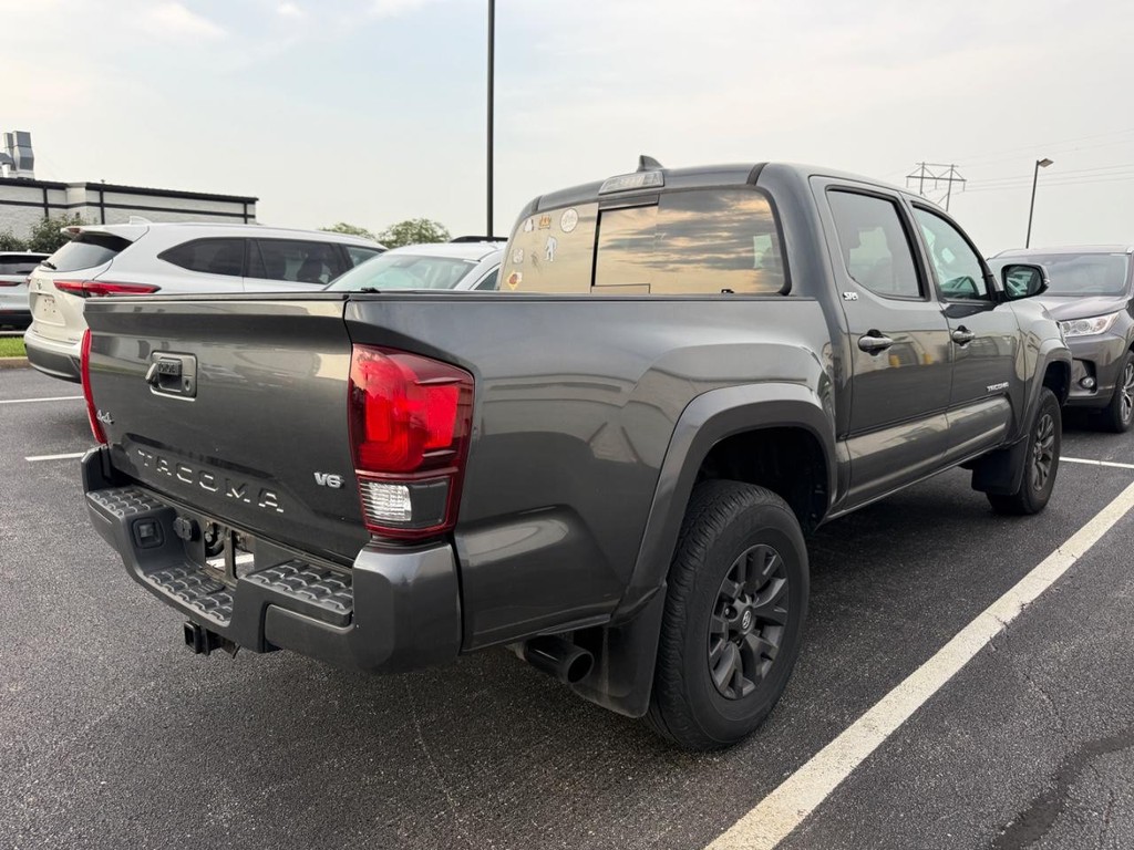 Toyota Tacoma 4WD Vehicle Full-screen Gallery Image 02