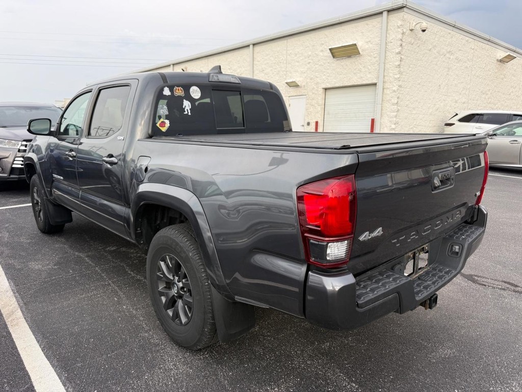 Toyota Tacoma 4WD Vehicle Full-screen Gallery Image 03