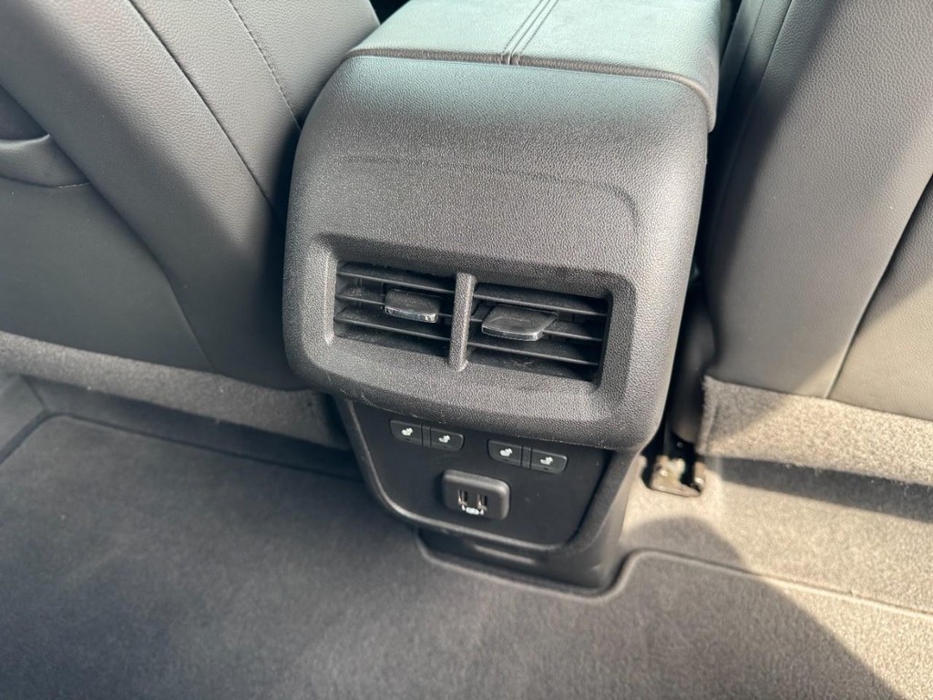 Chevrolet Equinox Vehicle Full-screen Gallery Image 12