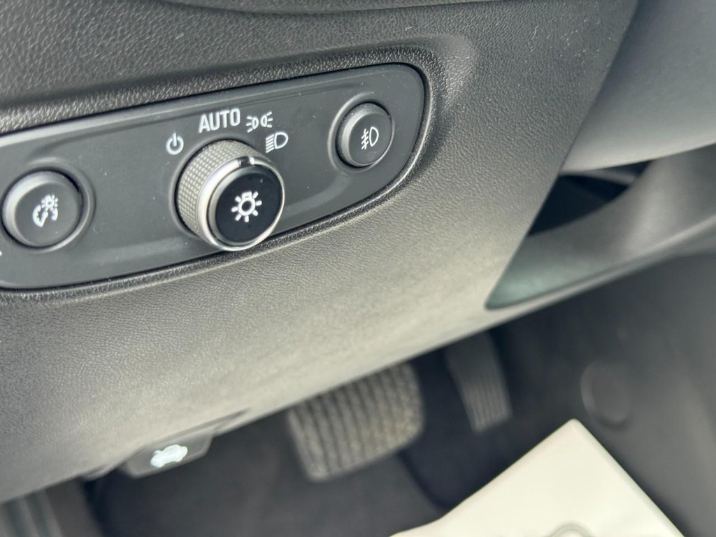 Chevrolet Equinox Vehicle Full-screen Gallery Image 18