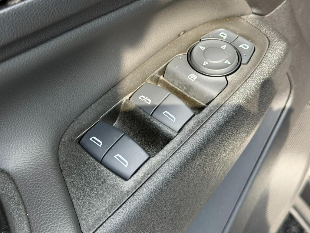 Chevrolet Equinox Vehicle Full-screen Gallery Image 16