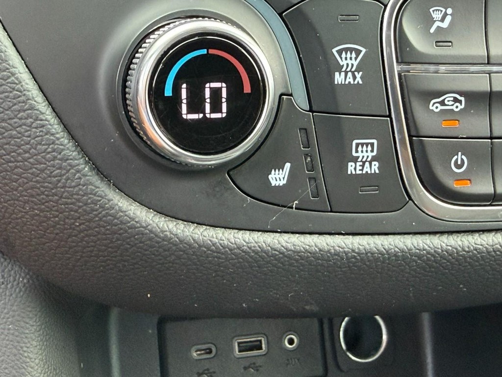 Chevrolet Equinox Vehicle Full-screen Gallery Image 21