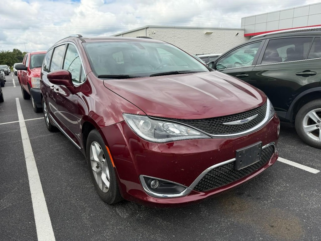 Chrysler Pacifica Vehicle Full-screen Gallery Image 02
