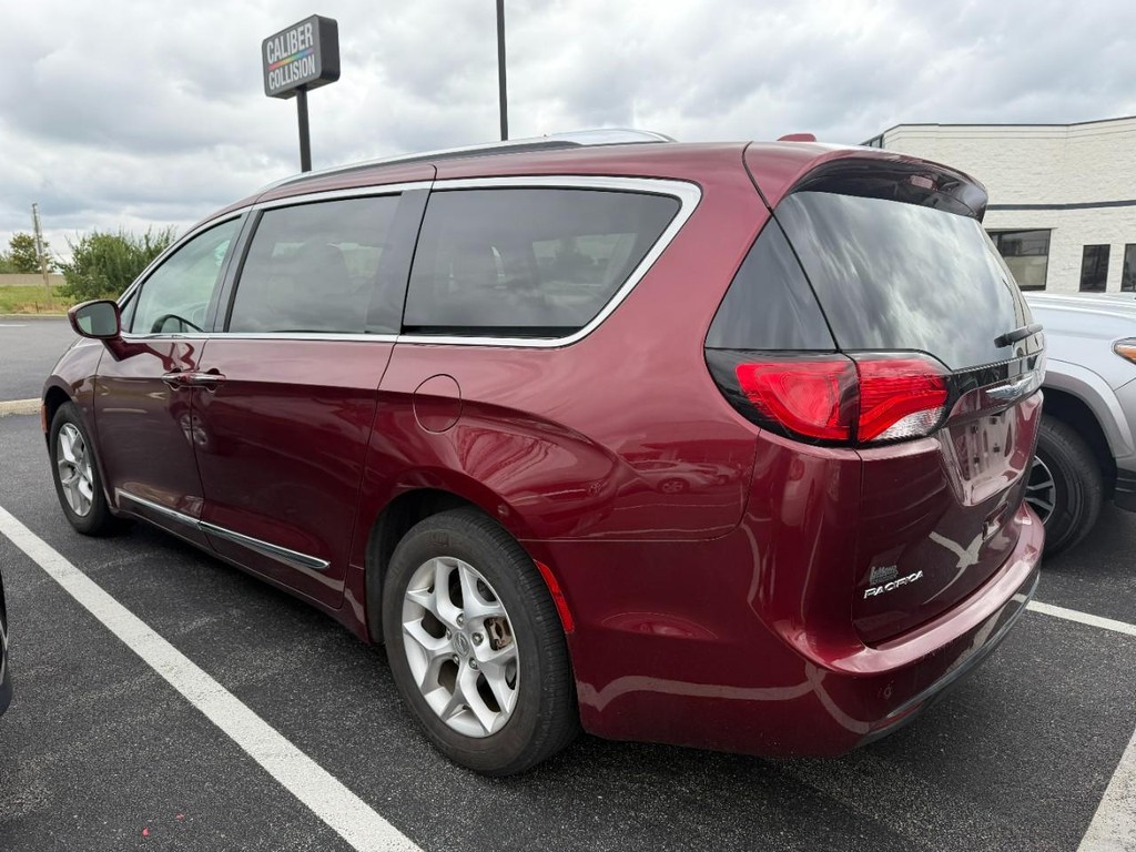 Chrysler Pacifica Vehicle Full-screen Gallery Image 03