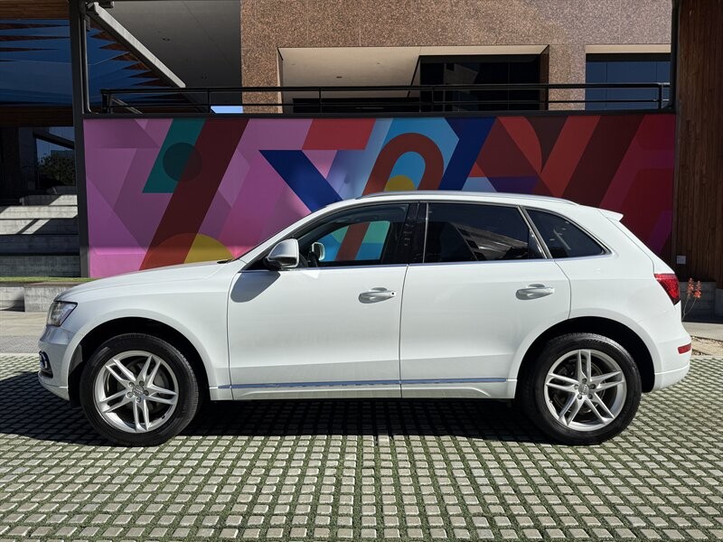 Audi Q5 Vehicle Full-screen Gallery Image 2