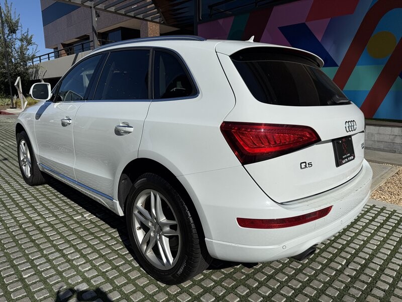 Audi Q5 Vehicle Full-screen Gallery Image 3