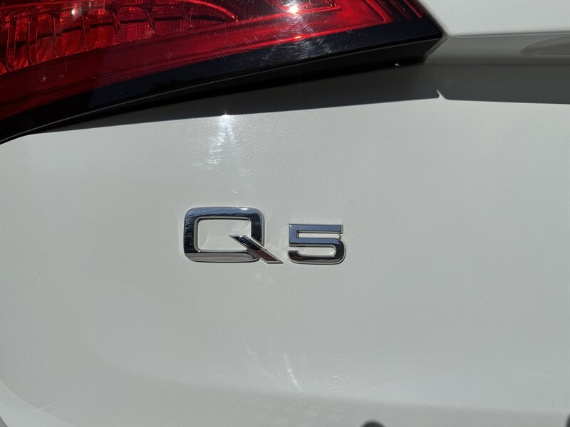 Audi Q5 Vehicle Full-screen Gallery Image 9