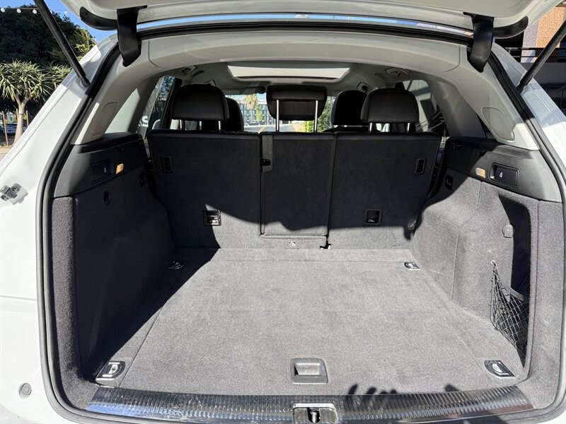 Audi Q5 Vehicle Full-screen Gallery Image 14