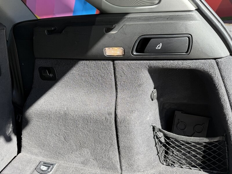 Audi Q5 Vehicle Full-screen Gallery Image 30