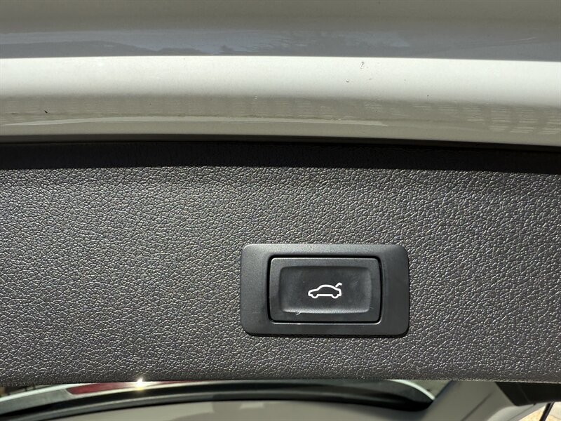 Audi Q5 Vehicle Full-screen Gallery Image 31