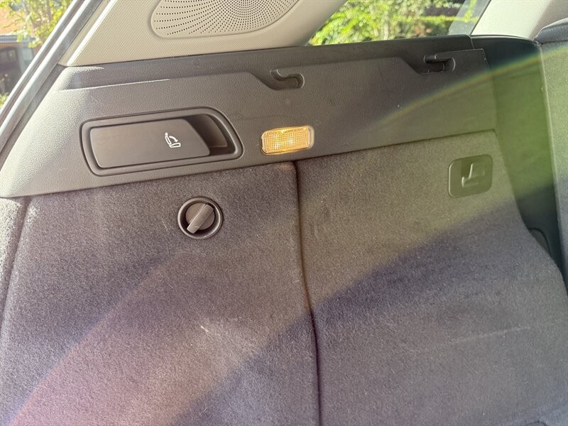 Audi Q5 Vehicle Full-screen Gallery Image 32