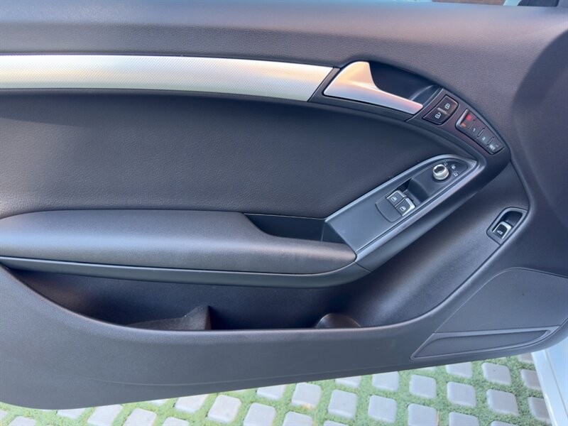 Audi A5 Vehicle Full-screen Gallery Image 14