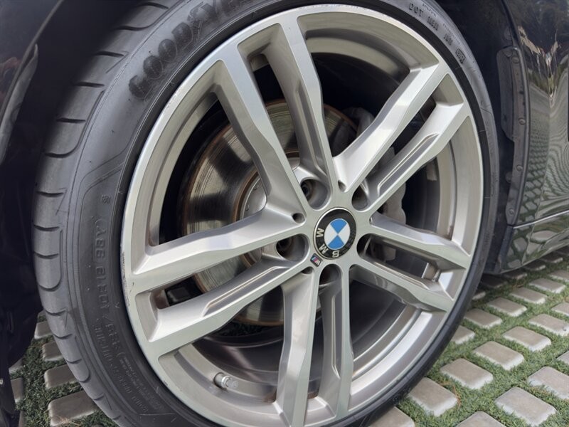 BMW 4 Series Vehicle Full-screen Gallery Image 12