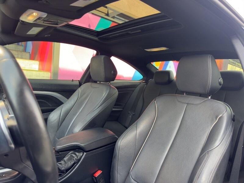 BMW 4 Series Vehicle Full-screen Gallery Image 17