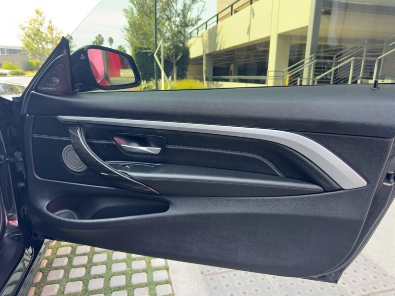 BMW 4 Series Vehicle Full-screen Gallery Image 20