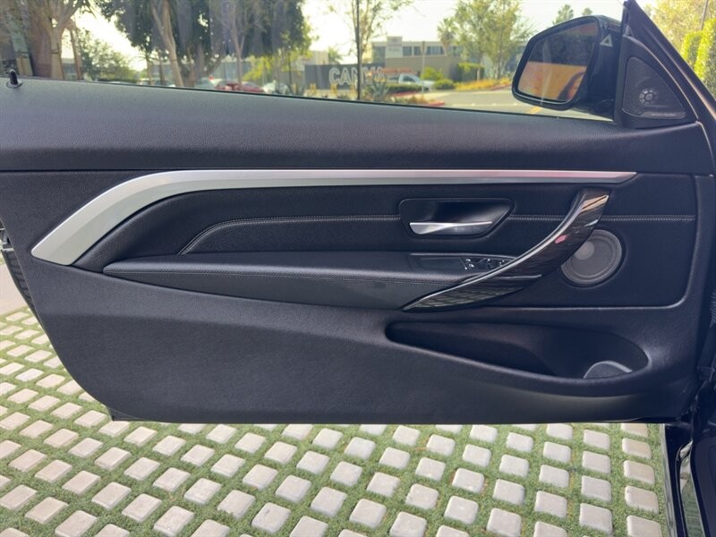 BMW 4 Series Vehicle Full-screen Gallery Image 21