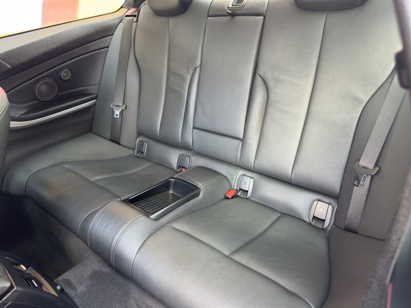 BMW 4 Series Vehicle Full-screen Gallery Image 24