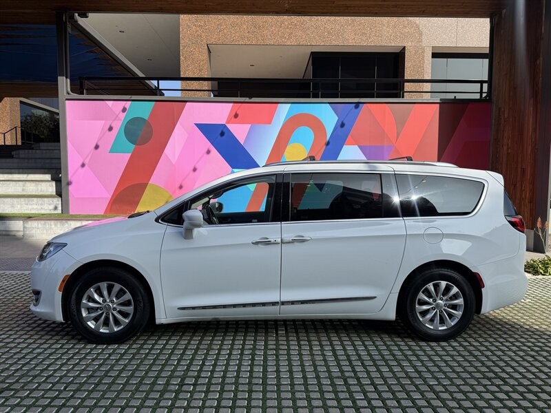 Chrysler Pacifica Vehicle Full-screen Gallery Image 2