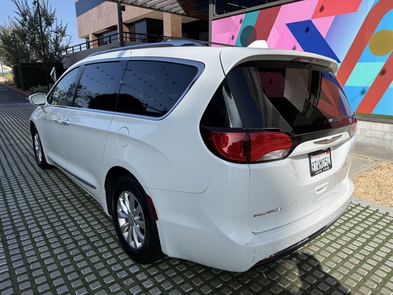 Chrysler Pacifica Vehicle Full-screen Gallery Image 3