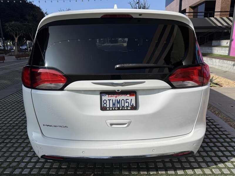 Chrysler Pacifica Vehicle Full-screen Gallery Image 4