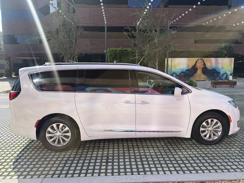 Chrysler Pacifica Vehicle Full-screen Gallery Image 6