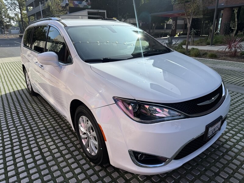 Chrysler Pacifica Vehicle Full-screen Gallery Image 7