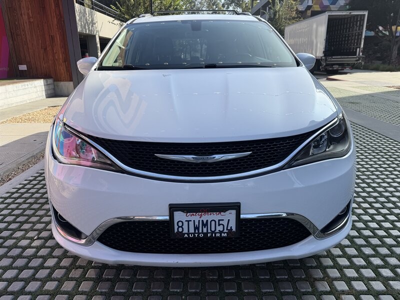 Chrysler Pacifica Vehicle Full-screen Gallery Image 8