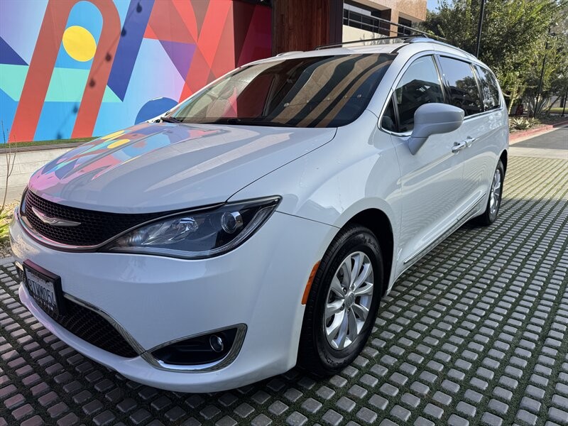 Chrysler Pacifica Vehicle Full-screen Gallery Image 9