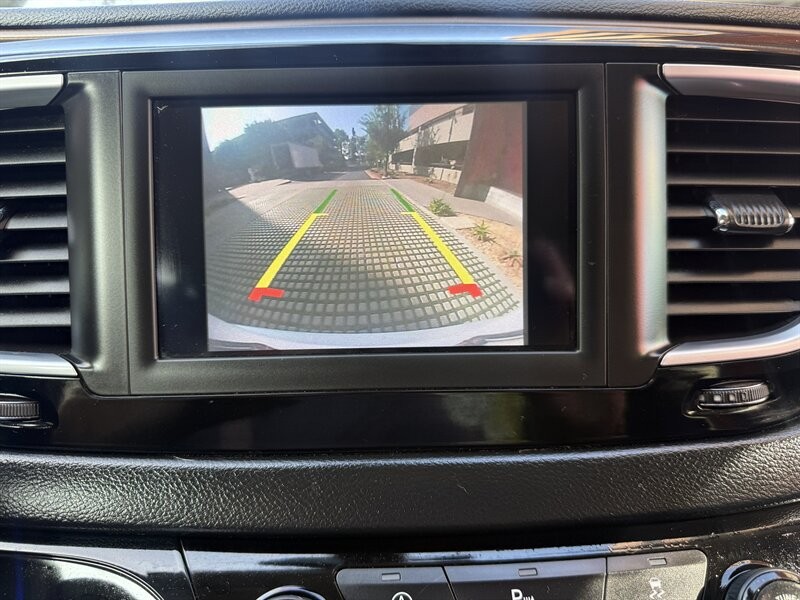 Chrysler Pacifica Vehicle Full-screen Gallery Image 13