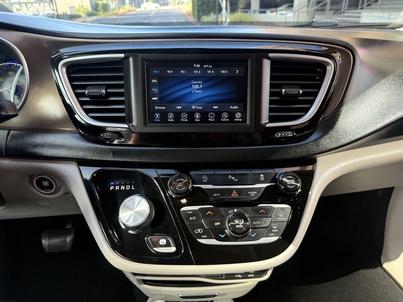 Chrysler Pacifica Vehicle Full-screen Gallery Image 14