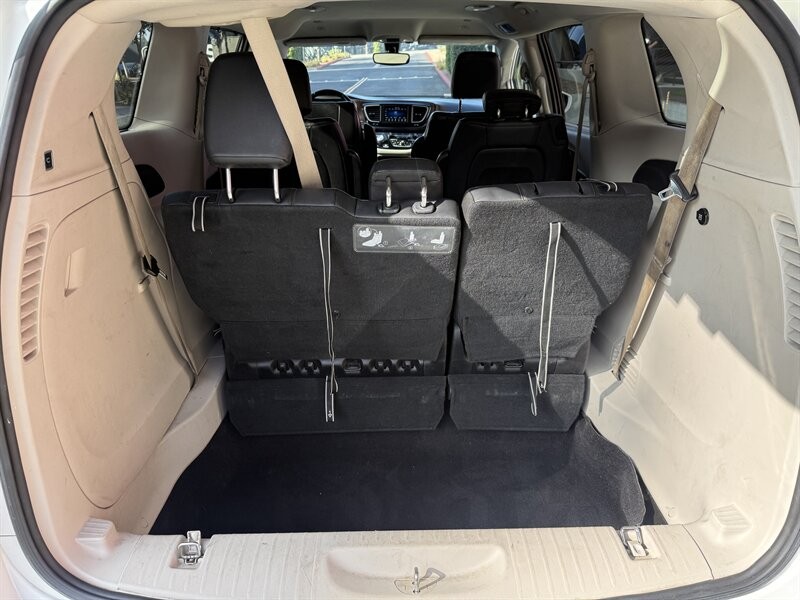 Chrysler Pacifica Vehicle Full-screen Gallery Image 15