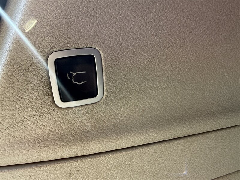 Chrysler Pacifica Vehicle Full-screen Gallery Image 17