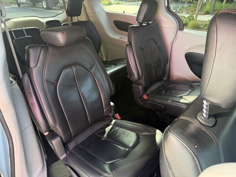 Chrysler Pacifica Vehicle Full-screen Gallery Image 18