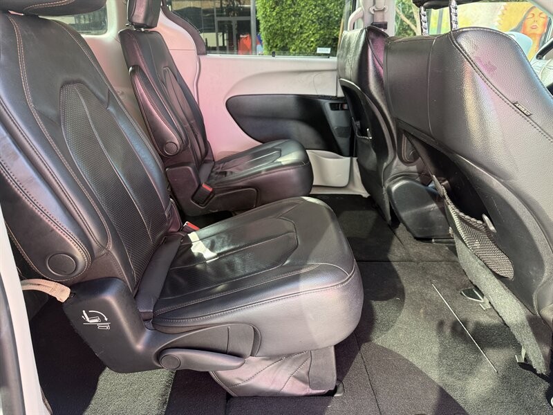 Chrysler Pacifica Vehicle Full-screen Gallery Image 19