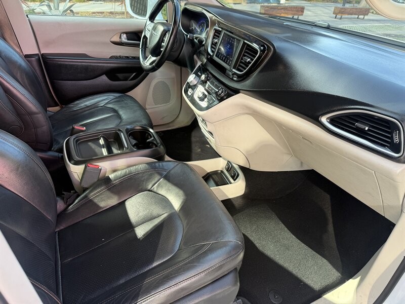 Chrysler Pacifica Vehicle Full-screen Gallery Image 20