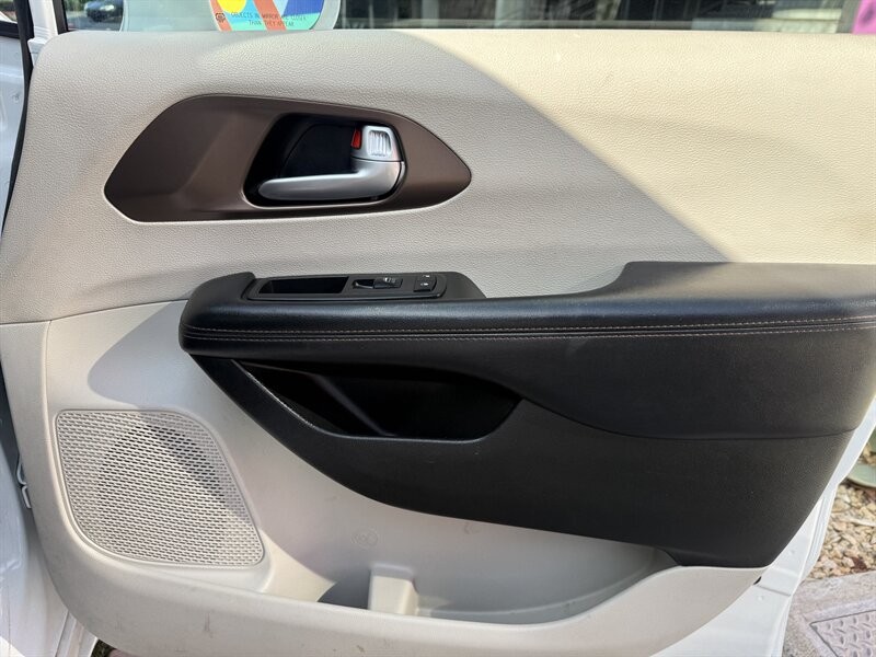 Chrysler Pacifica Vehicle Full-screen Gallery Image 22