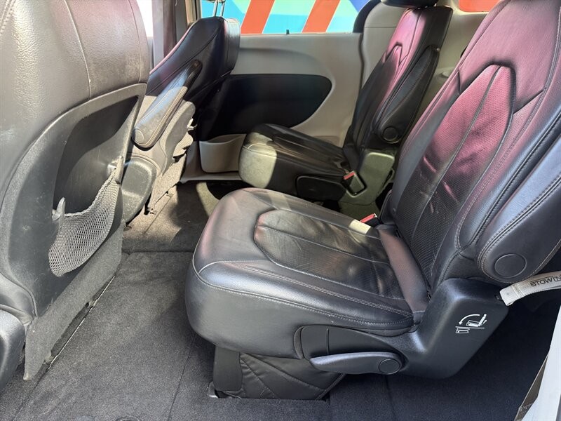 Chrysler Pacifica Vehicle Full-screen Gallery Image 24