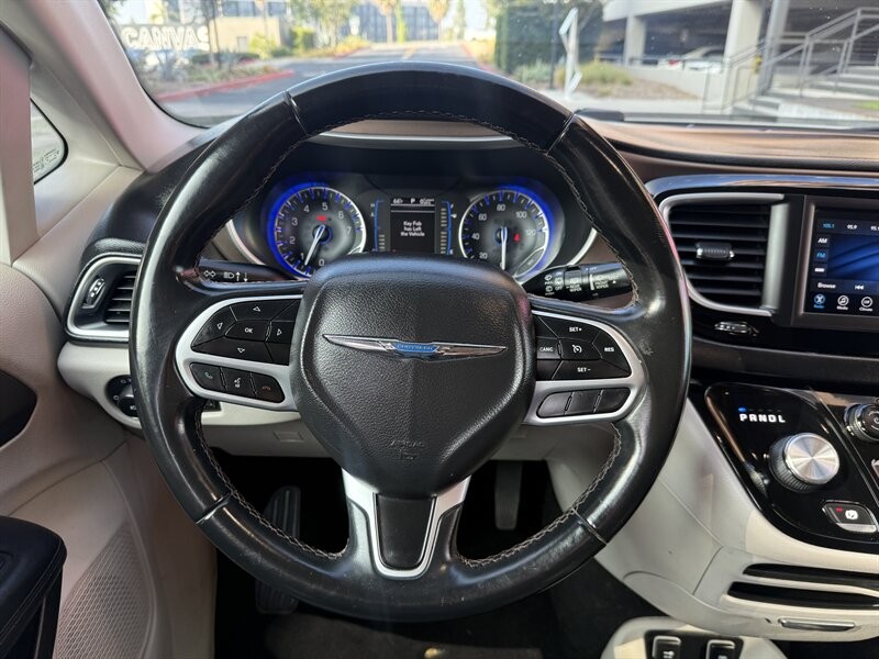 Chrysler Pacifica Vehicle Full-screen Gallery Image 25