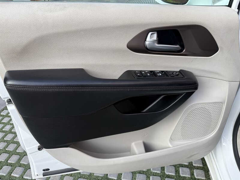 Chrysler Pacifica Vehicle Full-screen Gallery Image 26