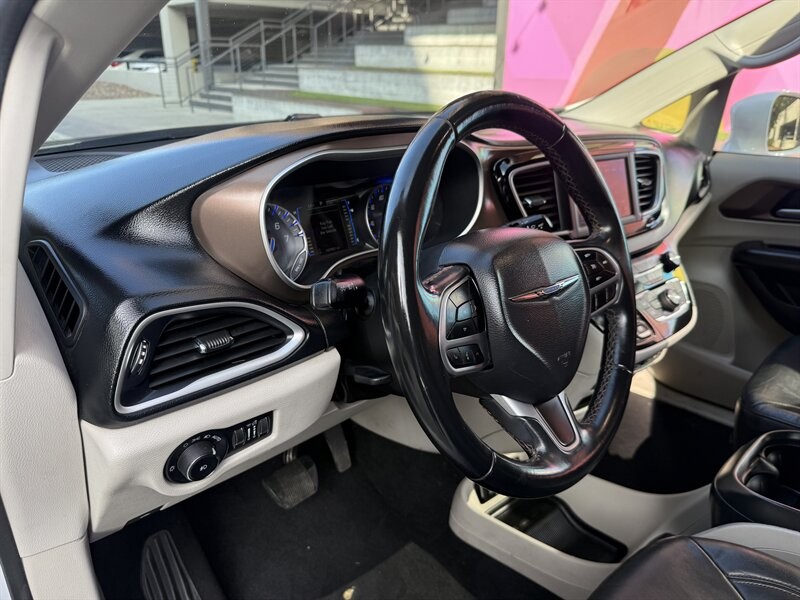 Chrysler Pacifica Vehicle Full-screen Gallery Image 27