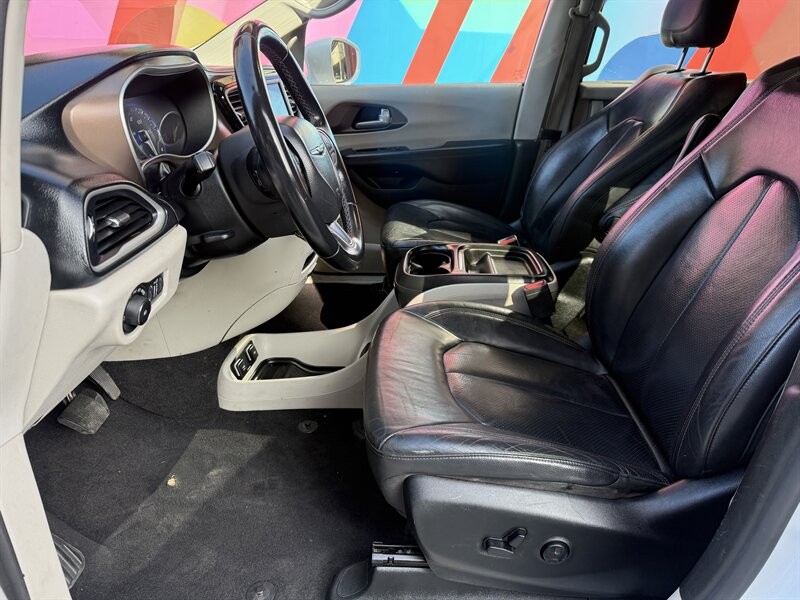 Chrysler Pacifica Vehicle Full-screen Gallery Image 28