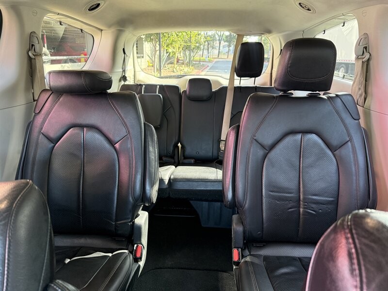 Chrysler Pacifica Vehicle Full-screen Gallery Image 29