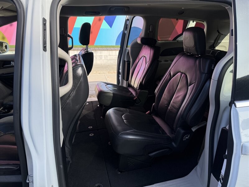 Chrysler Pacifica Vehicle Full-screen Gallery Image 30